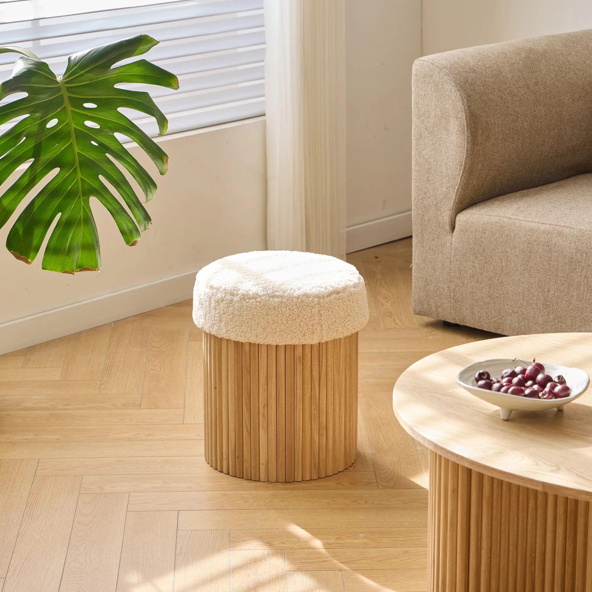ARVIKA - Set d'une table basse en bois et 2 poufs en bouclettes blanches - Image 8