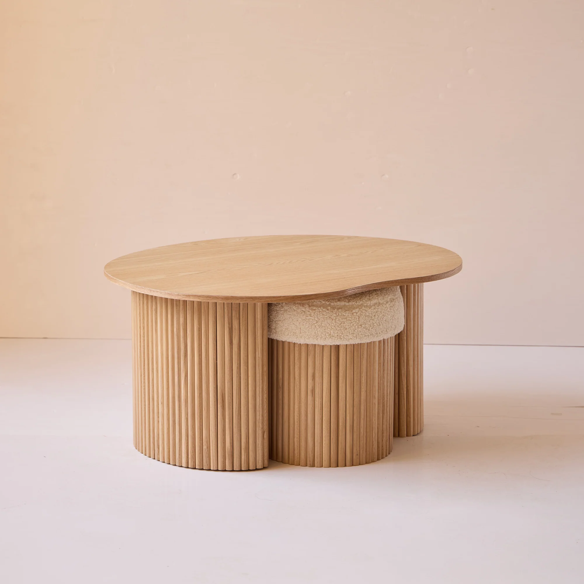 ARVIKA - Set d'une table basse en bois et 2 poufs en bouclettes blanches - Image 9