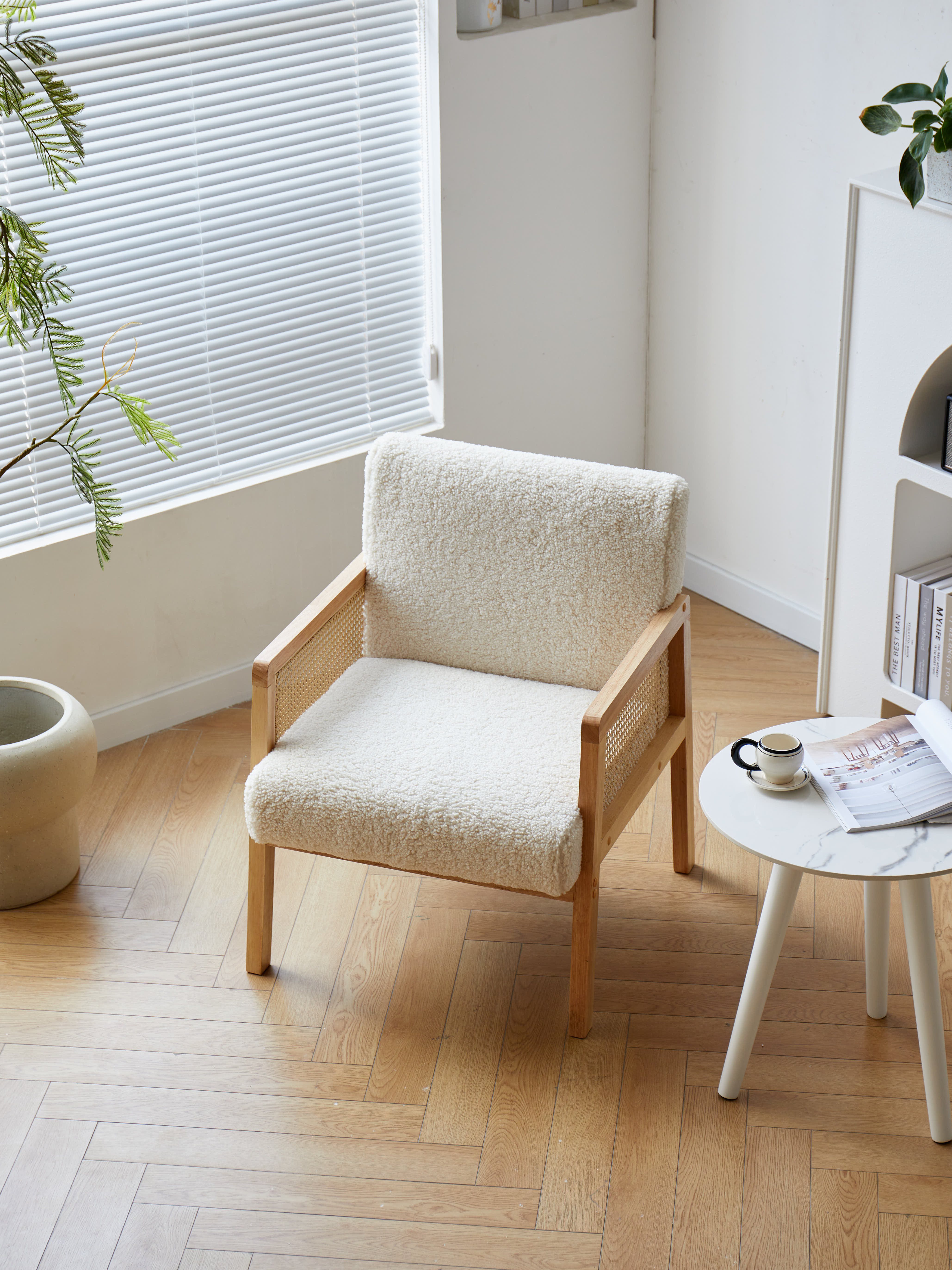 BORGO - Fauteuil de salon en bois massif et cannage blanc - Image 3