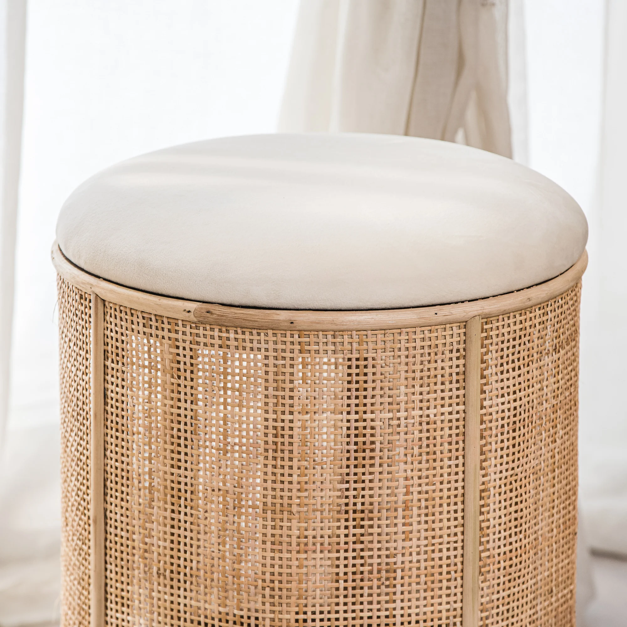 CHUO - Pouf en velours beige et rotin - Image 6