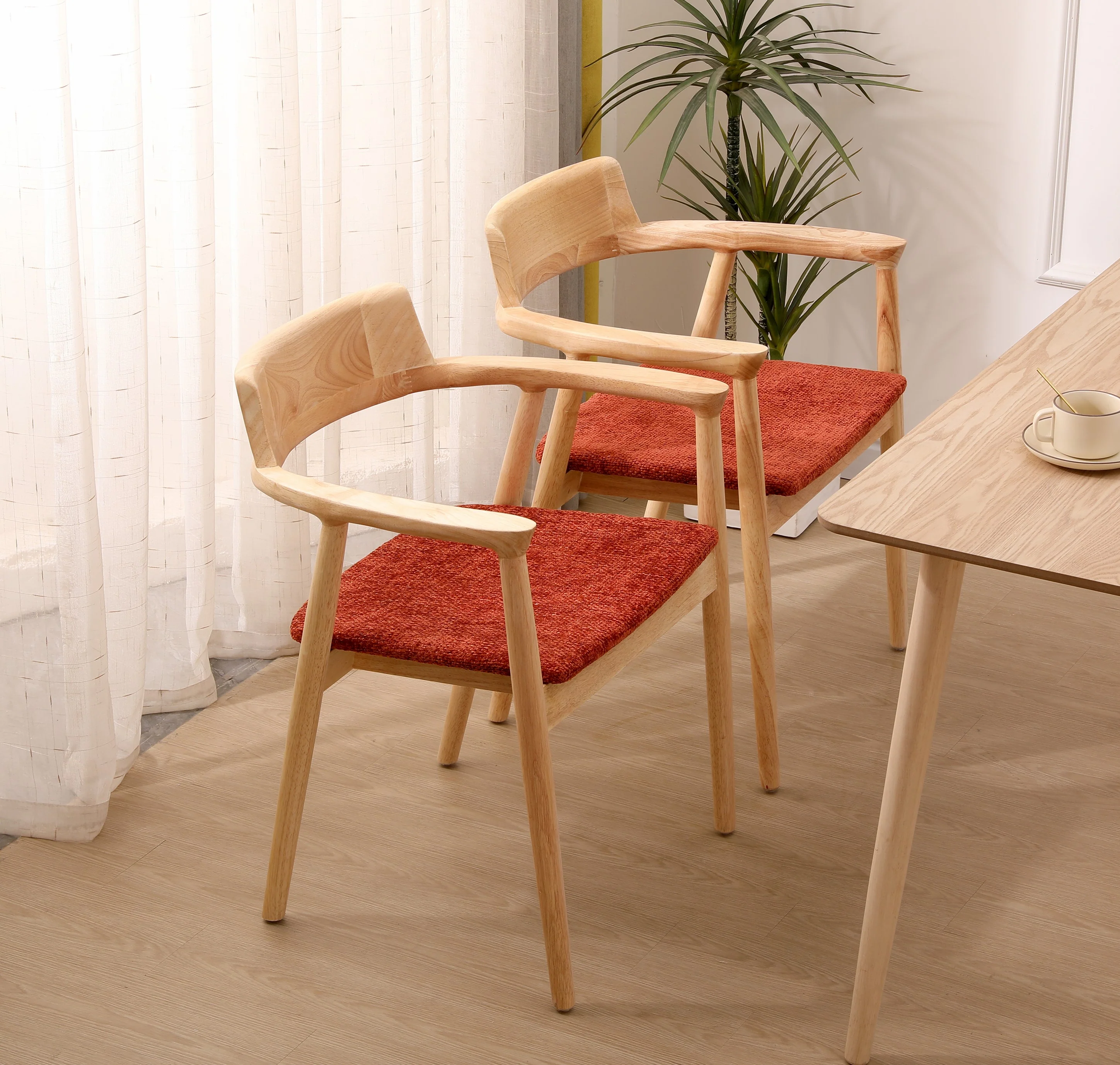 CORDOBA - Lot de 2 chaises en bois massif avec accoudoirs et bouclettes terracotta - Image 3
