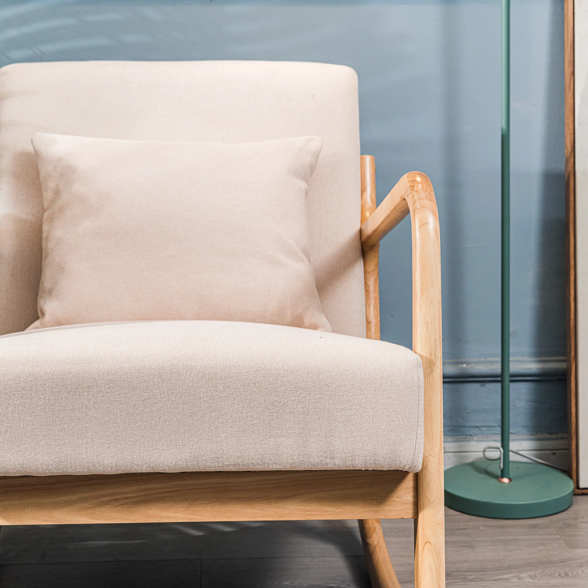 DIANA - Rocking chair en bois massif et tissu beige - Image 4