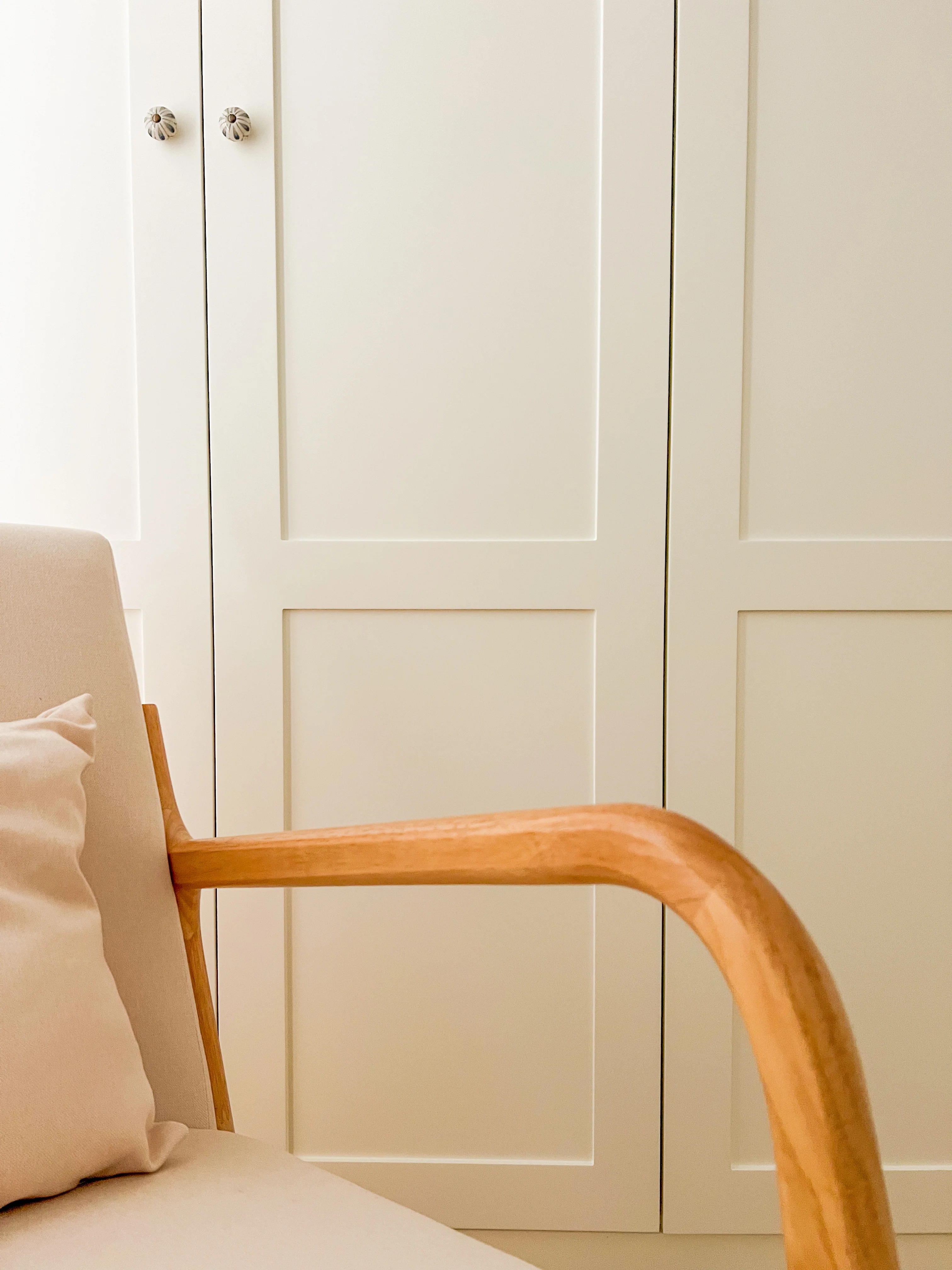 DIANA - Rocking chair en bois massif et tissu beige - Image 6