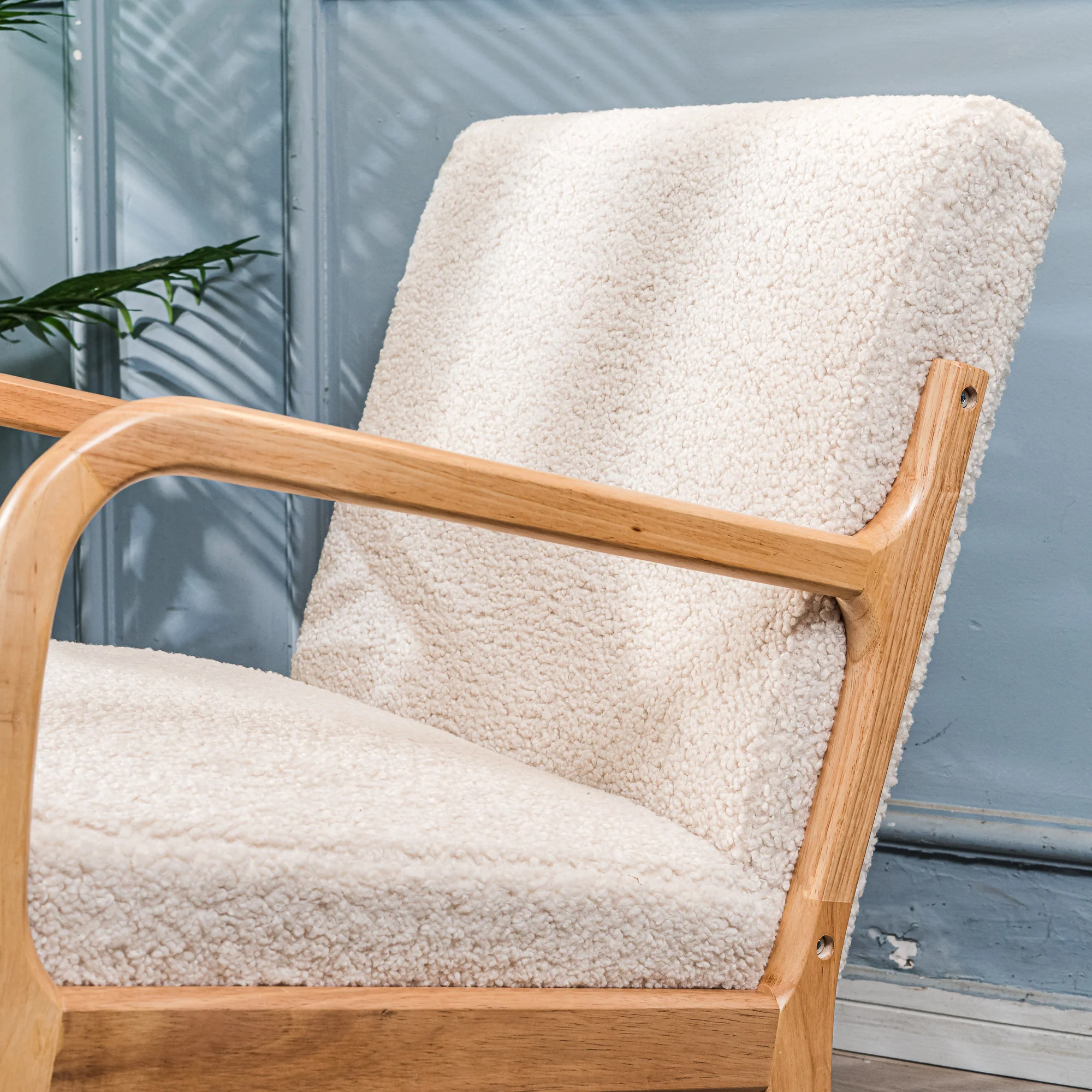 DIANA - Rocking chair en bois massif et bouclettes blanches - Image 3