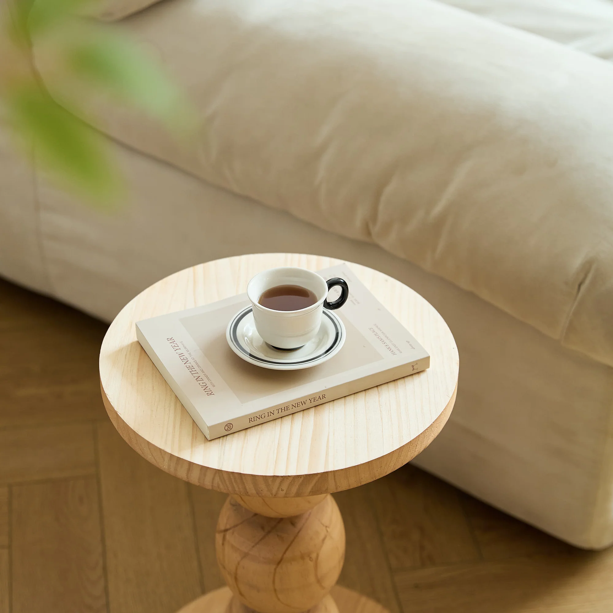 GAVLE - Table d'appoint ronde en bois naturel - Image 7