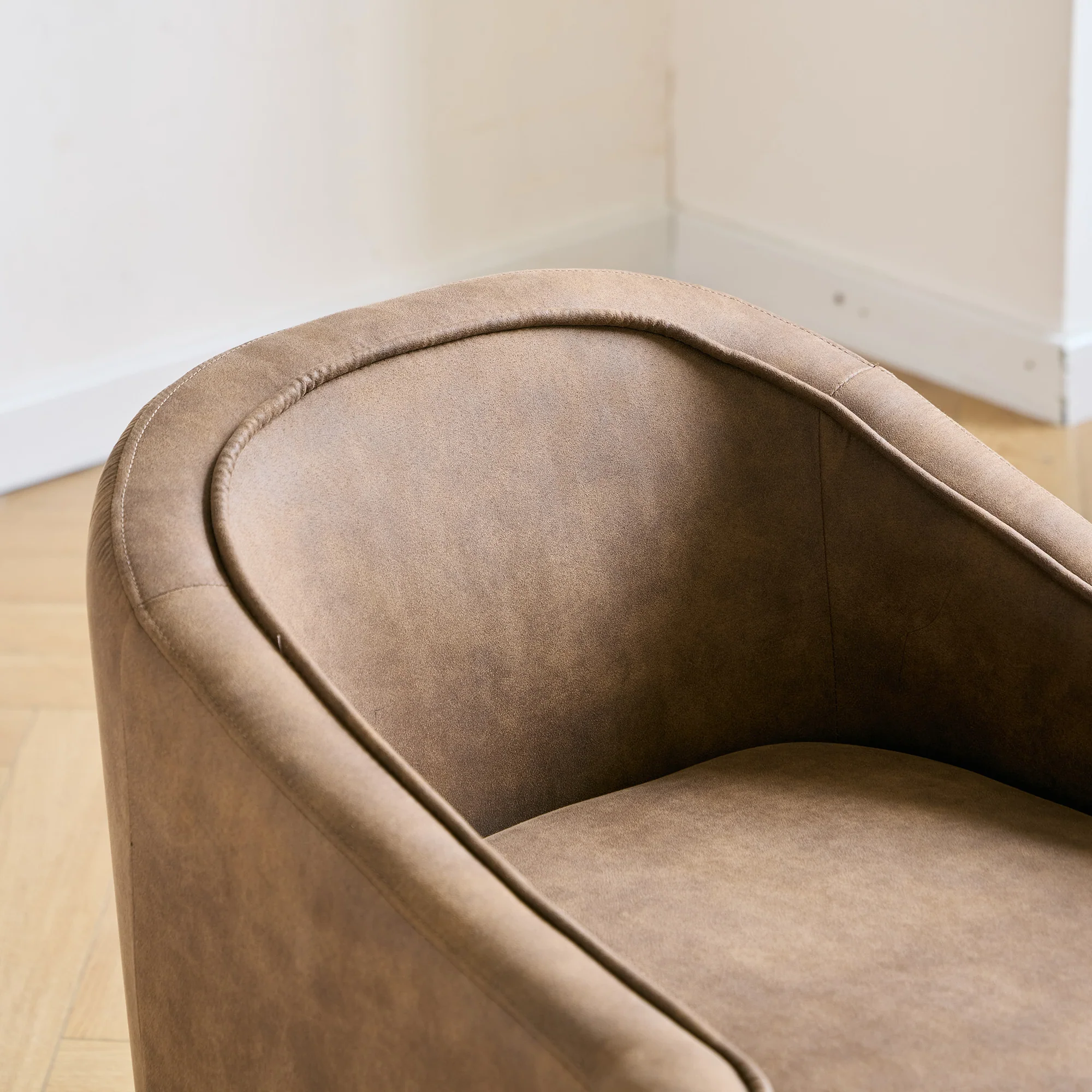 IVALO - Fauteuil de salon en bois massif et suédine marron - Image 7