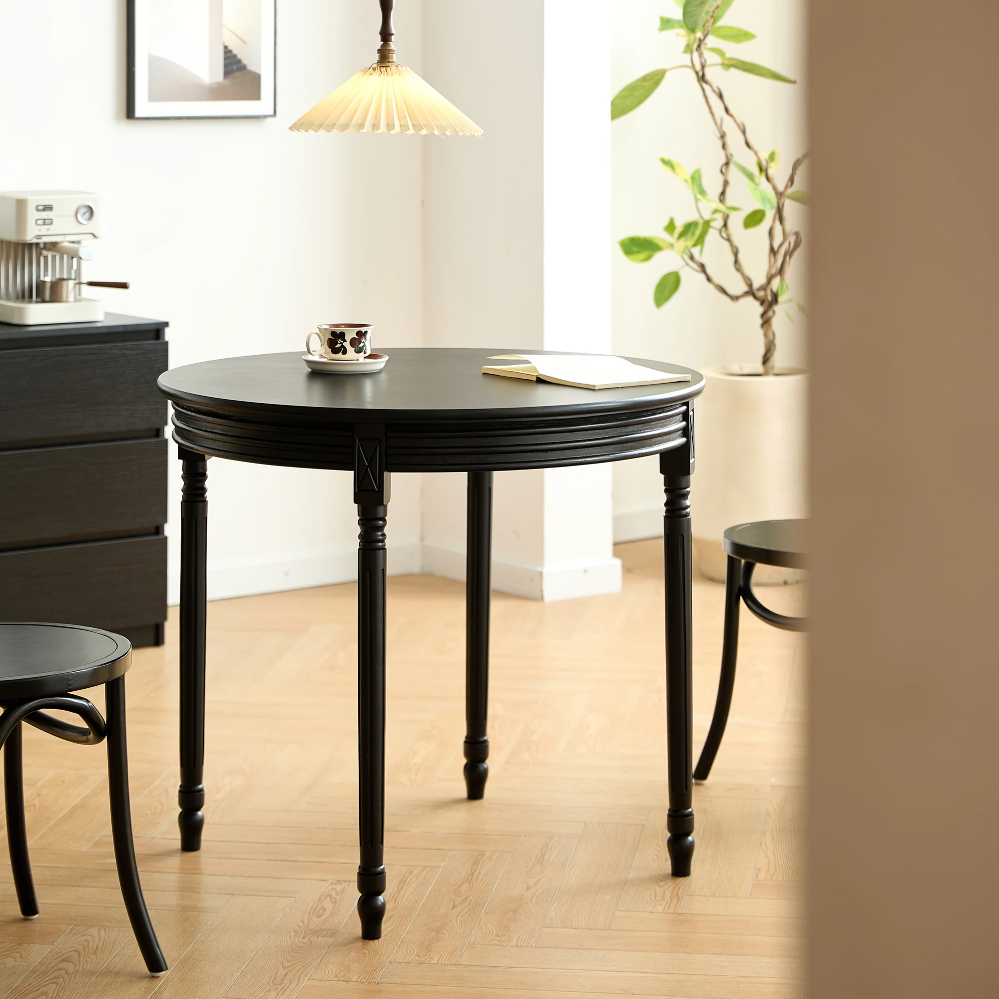KAJANI - Table à manger 4 personnes ronde en bois de pin noir - Image 11