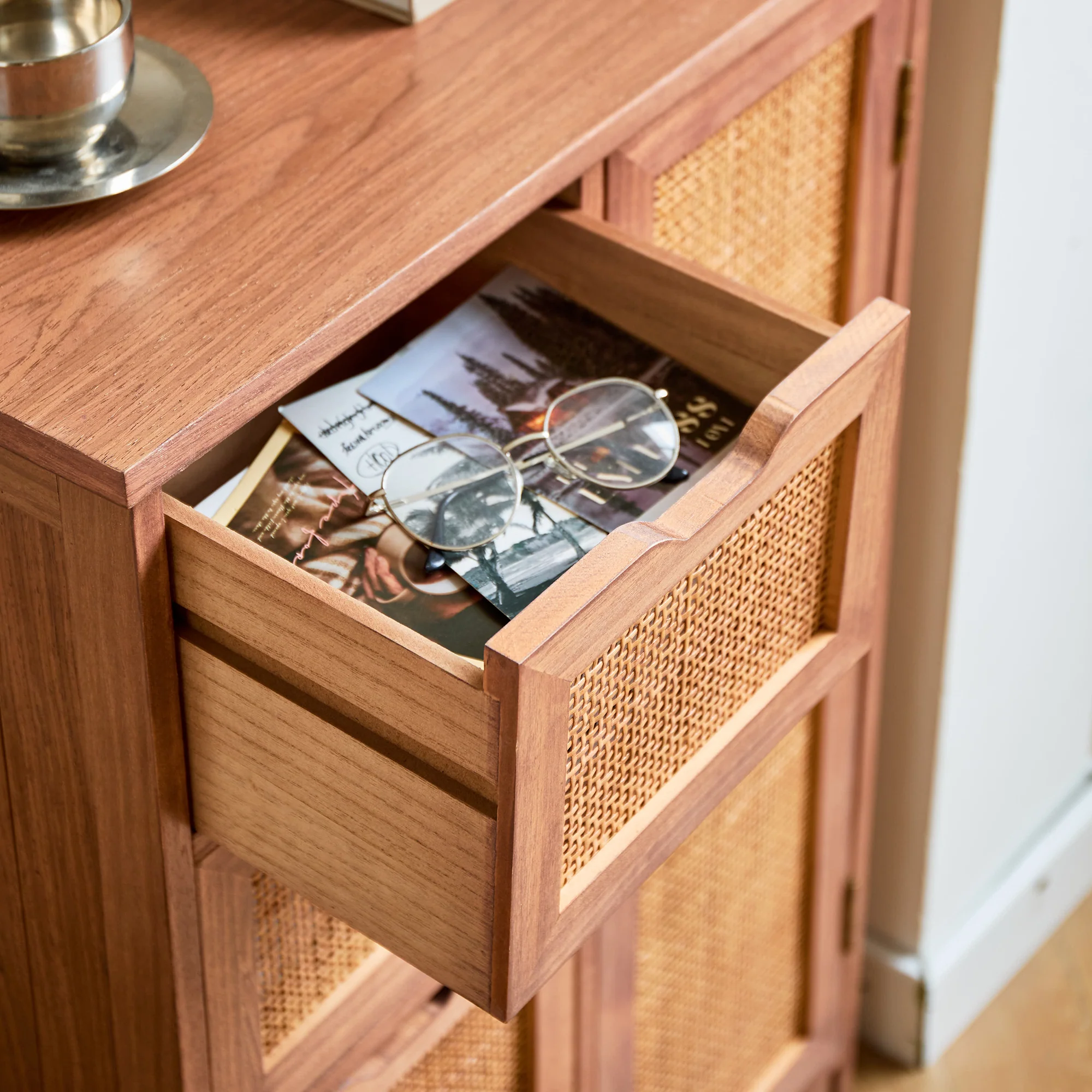 KIEL - Buffet meuble de rangement en bois de noyer et rotin - Image 5
