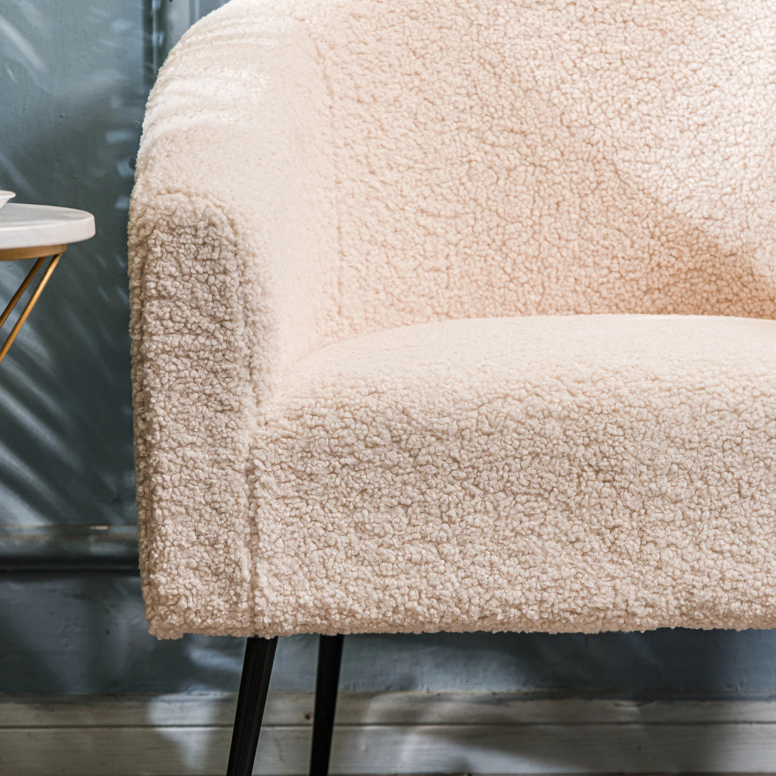 KIRUNA - Fauteuil de salon en métal et bouclettes blanches - Image 7