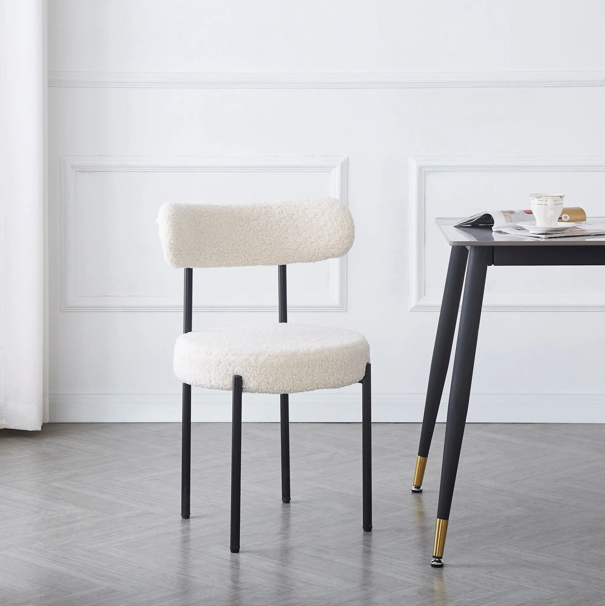 LARS - Lot de 2 chaises scandinaves en métal et bouclettes blanches - Image 3