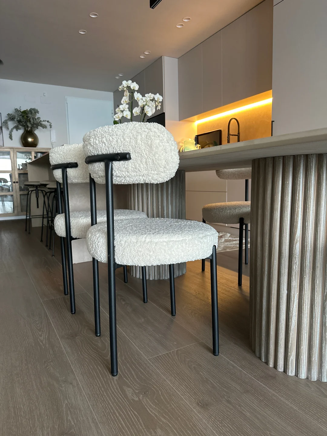 LARS - Lot de 2 chaises scandinaves en métal et bouclettes blanches - Image 9