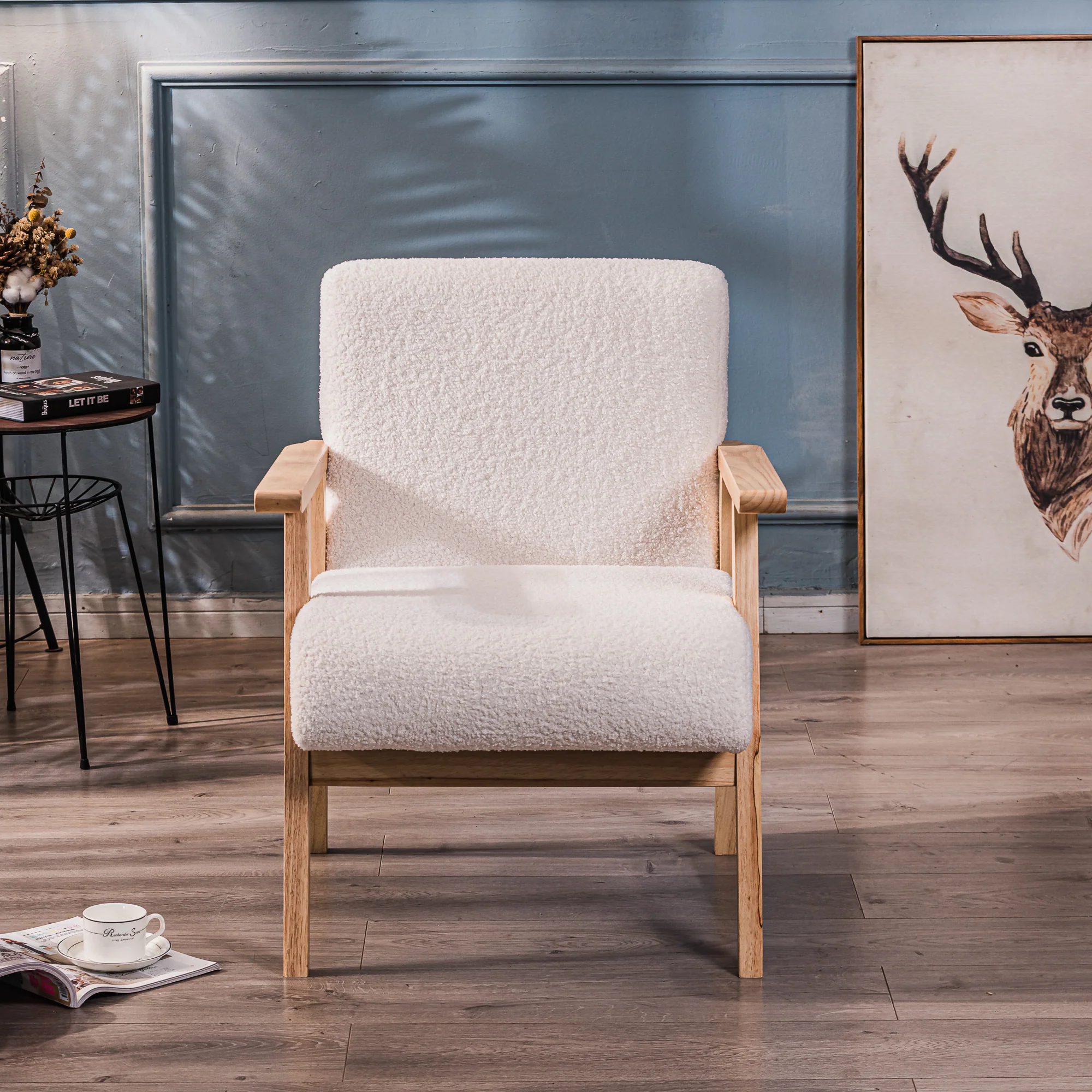 LOUIS - Fauteuil de salon en bois massif et bouclettes blanches - Image 4