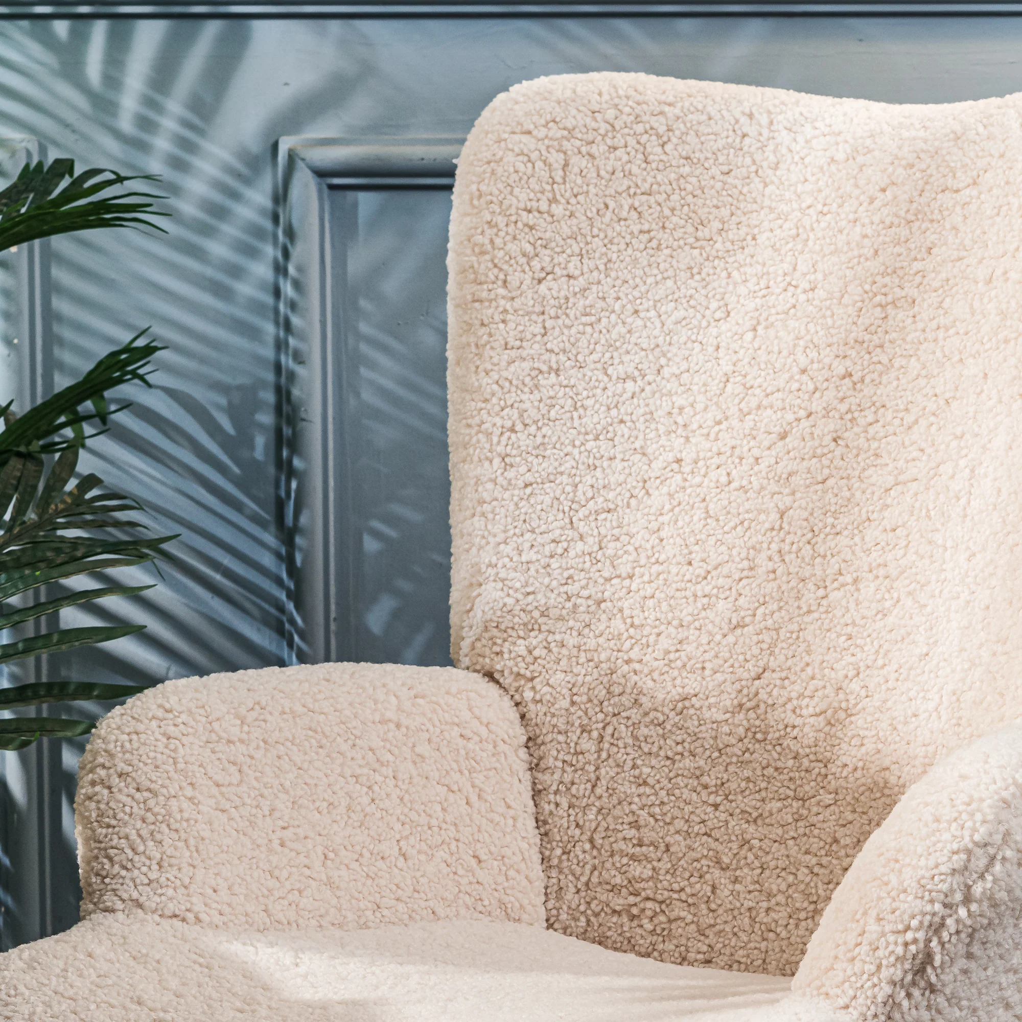 MALMO - Fauteuil de salon en bois massif et bouclettes blanches - Image 12