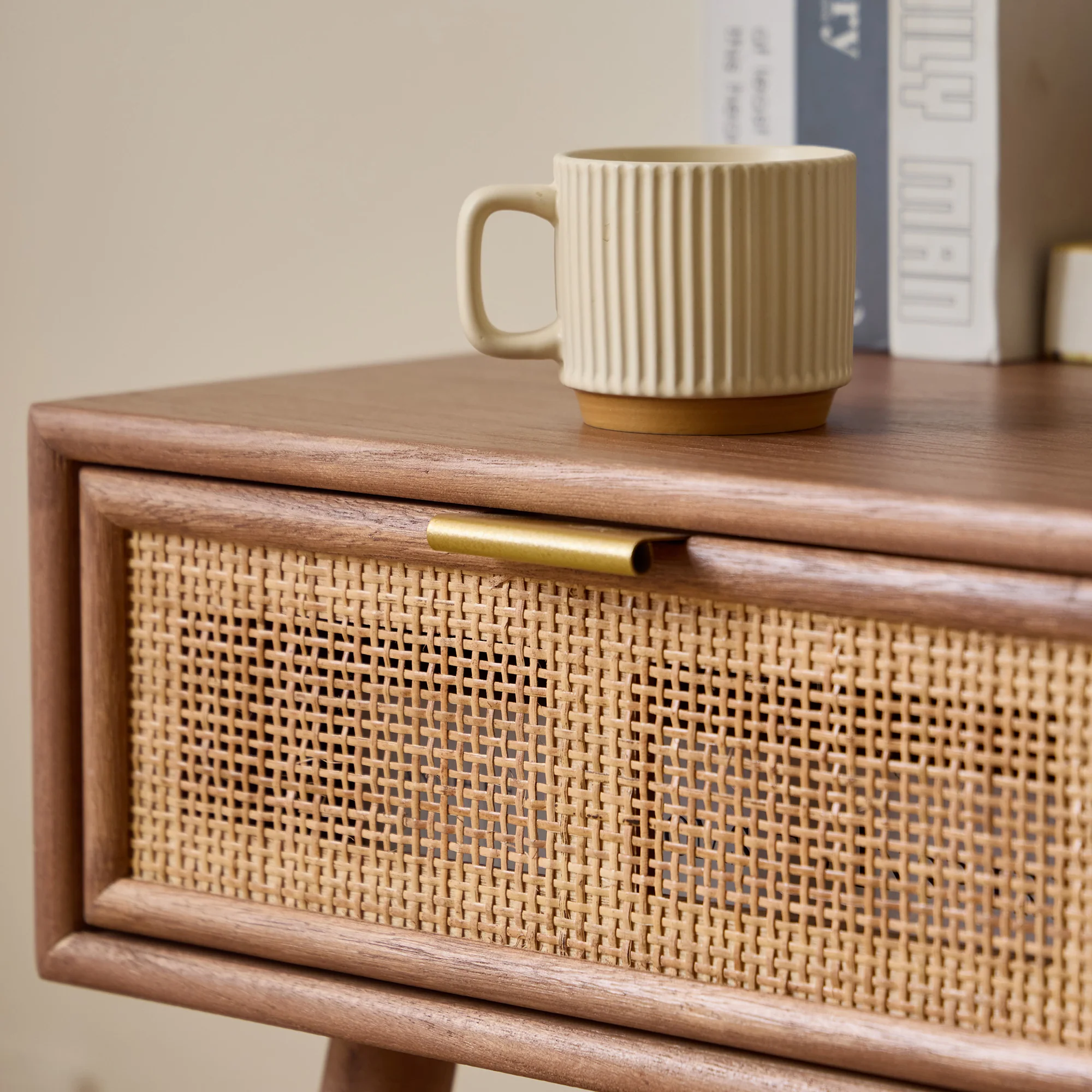 NISHIO - Console 2 tiroirs en bois de noyer et rotin naturel - Image 8