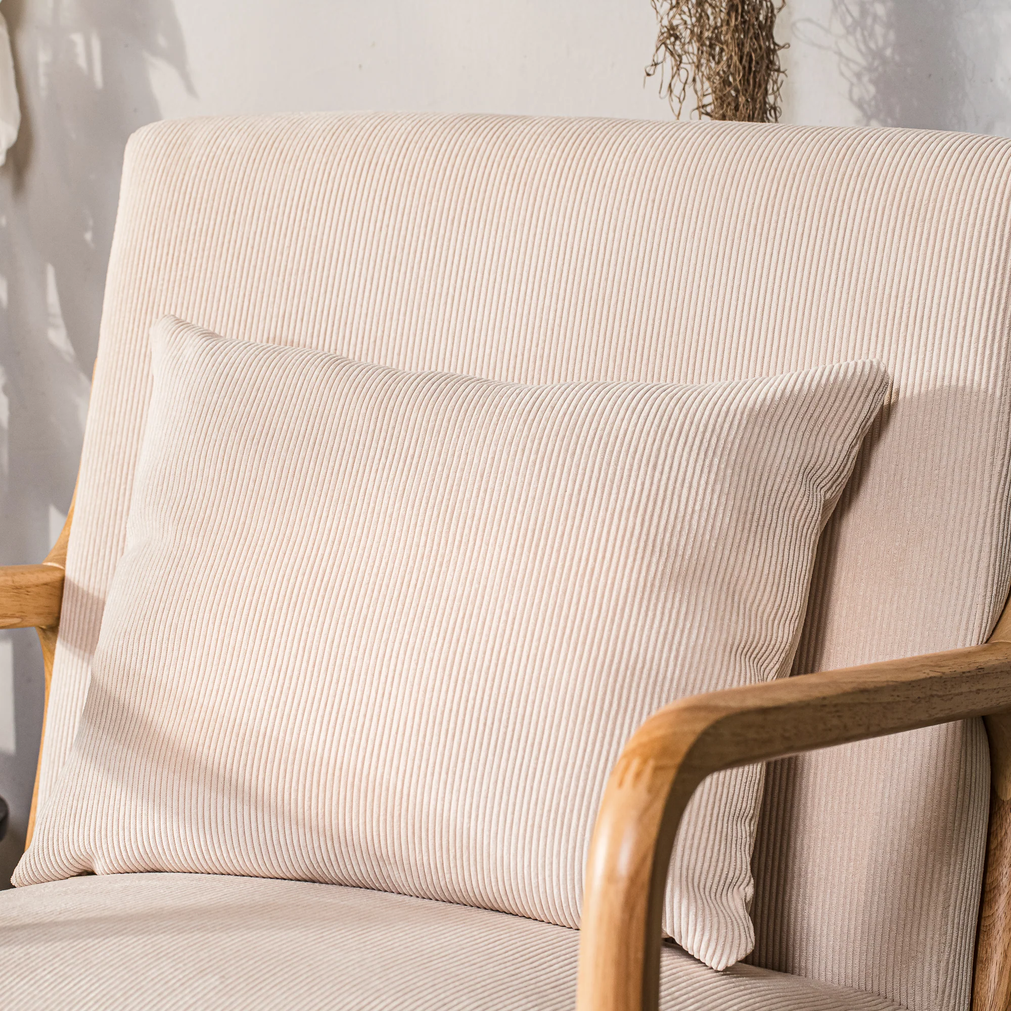 OHAMA - Fauteuil de salon en bois massif et velours côtelé beige - Image 6