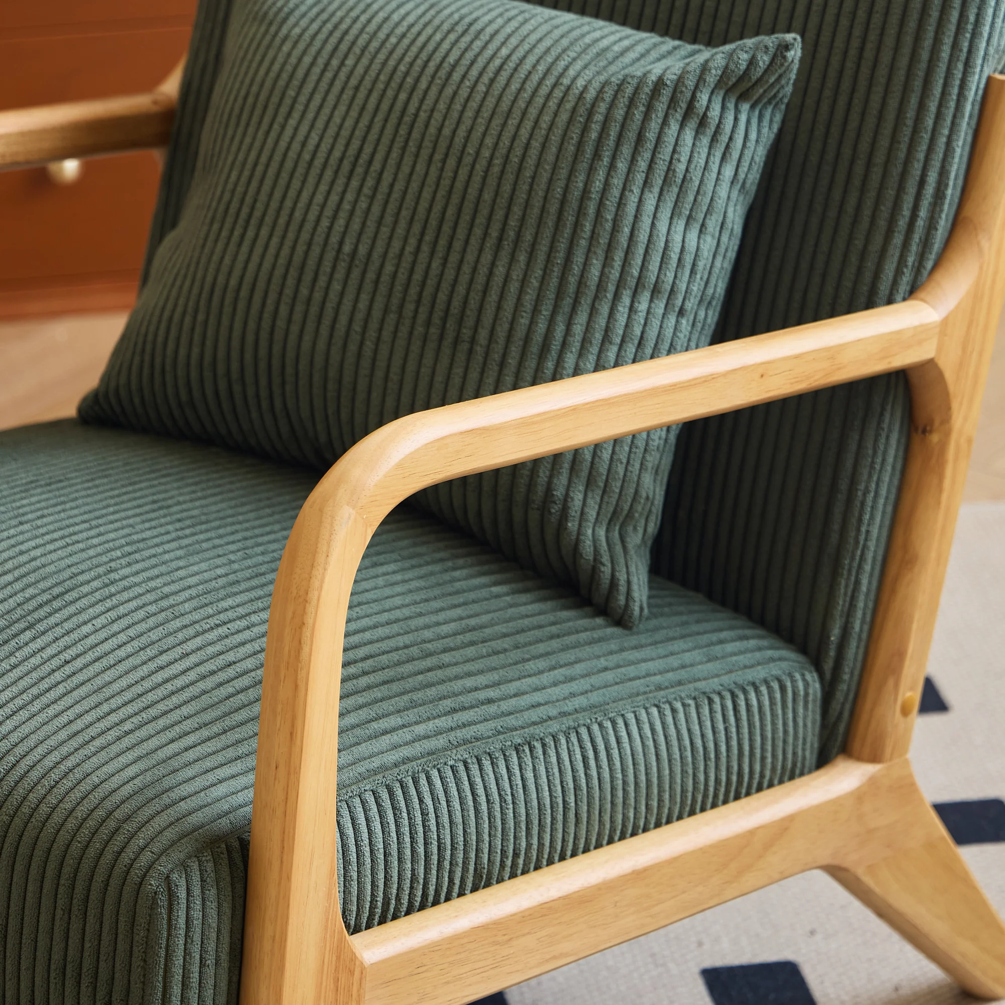OHAMA - Fauteuil de salon en bois massif et velours côtelé vert - Image 3