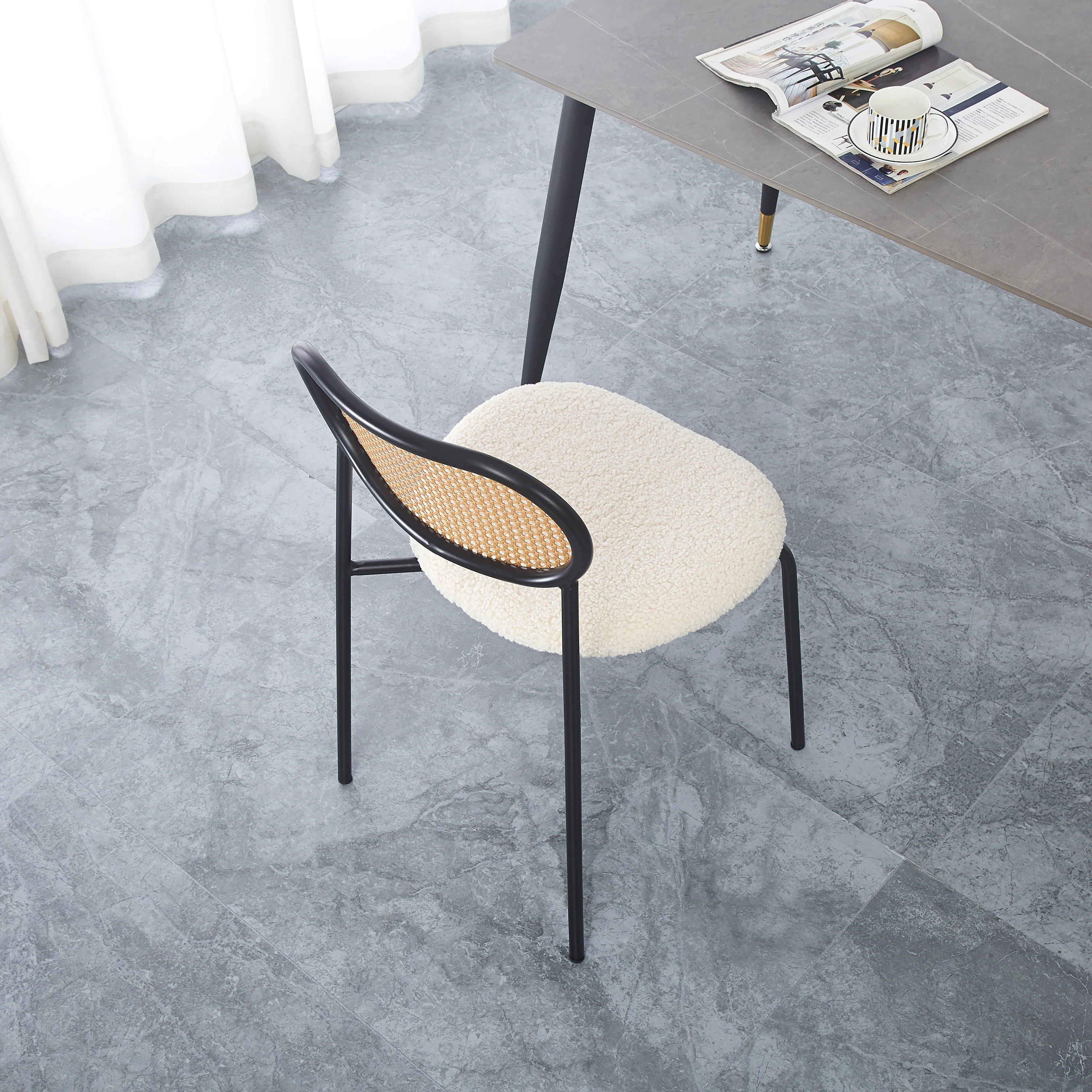 OREBRO - Lot de 2 chaises en métal et cannage avec assise en bouclettes blanches - Image 4