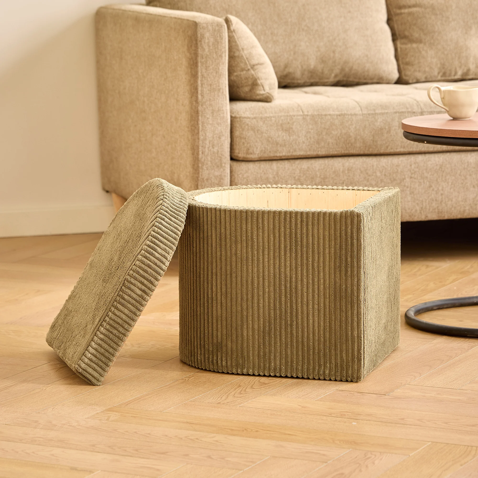 SENJA - Set d'une table basse en bois et 2 poufs en velours côtelé vert - Image 5