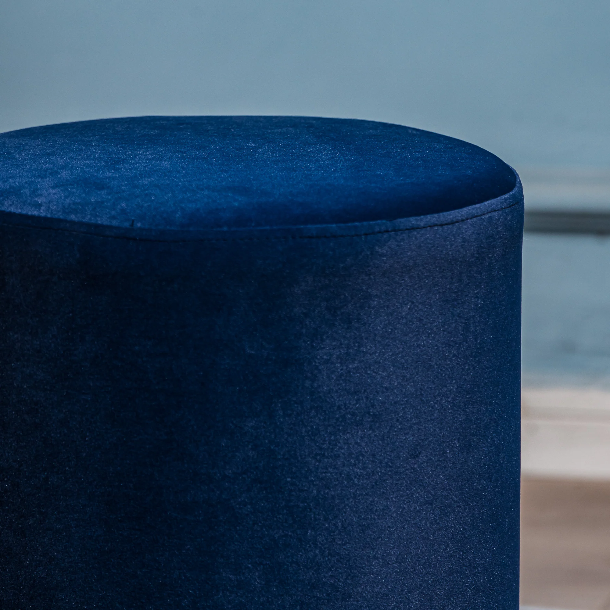 SOKA - Pouf en velours bleu et base en bois - Image 6