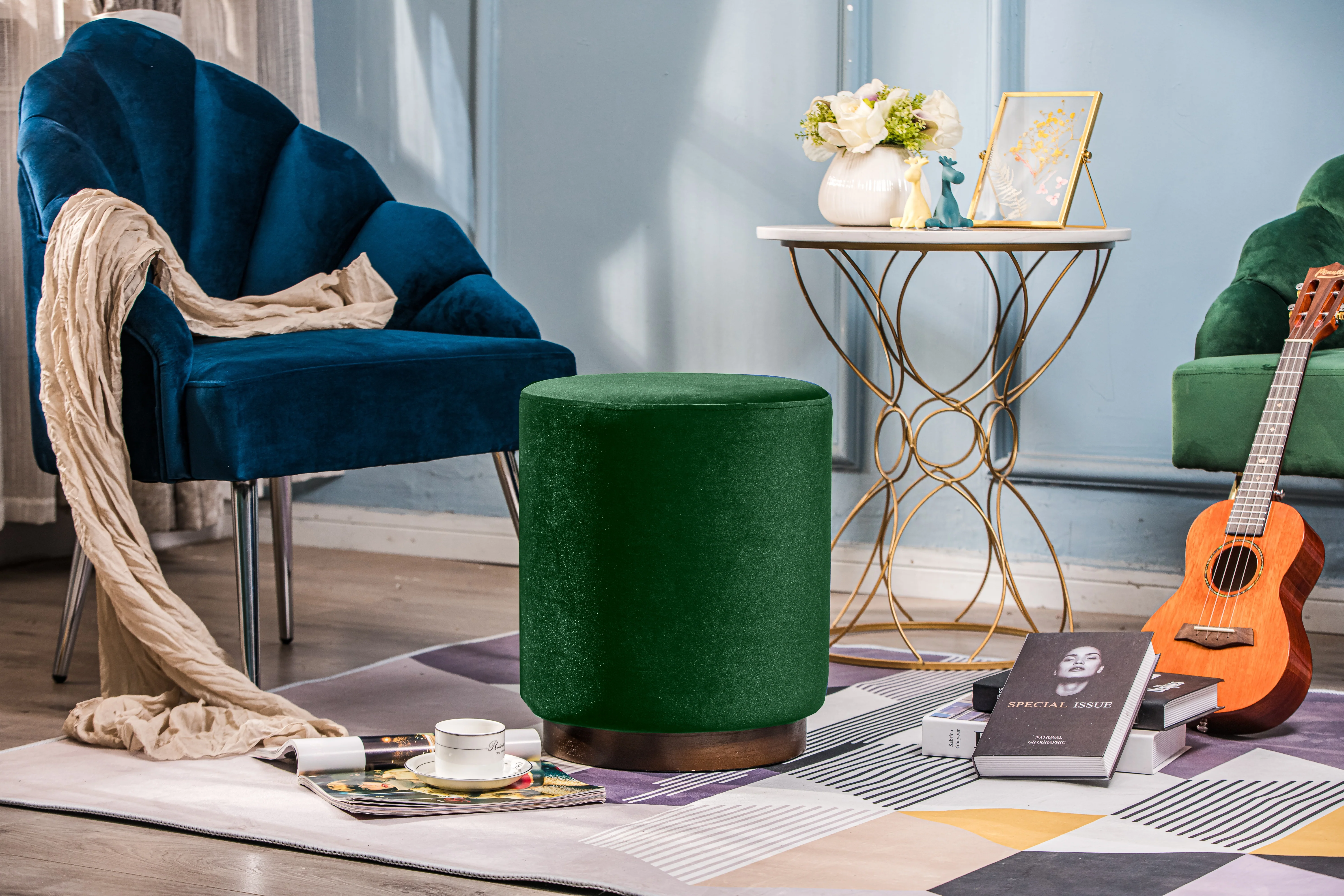 SOKA - Pouf en velours vert et base en bois - Image 3