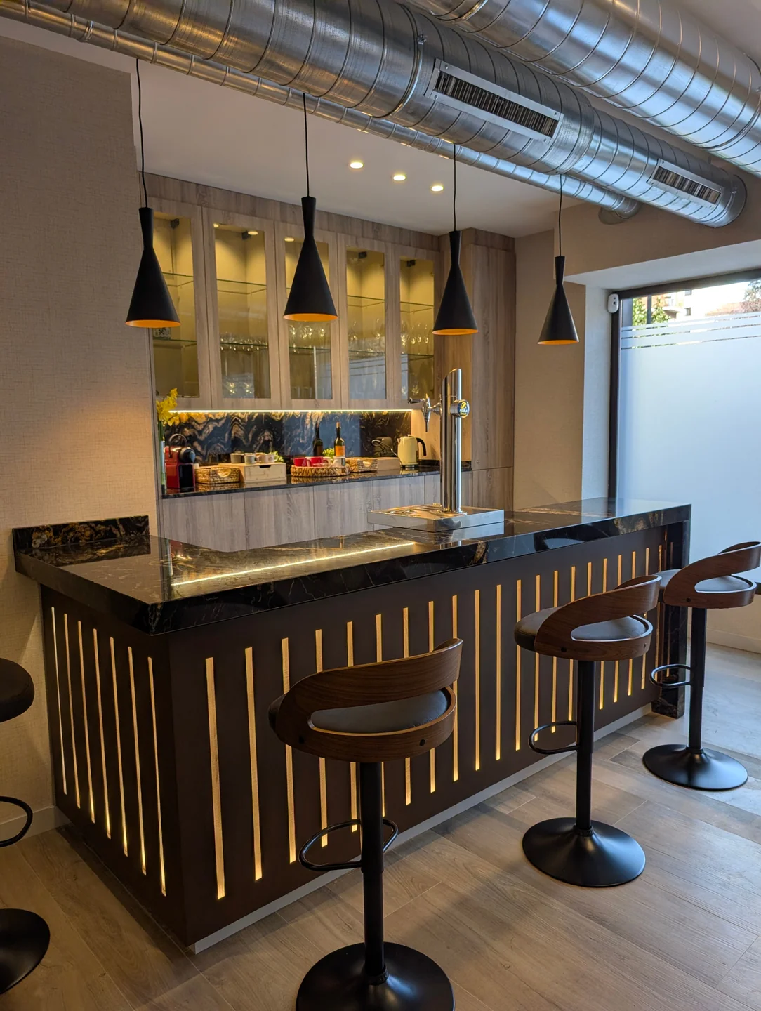 VICTORIA - Lot de 2 tabourets de bar en bois et suèdine noir - Image 4