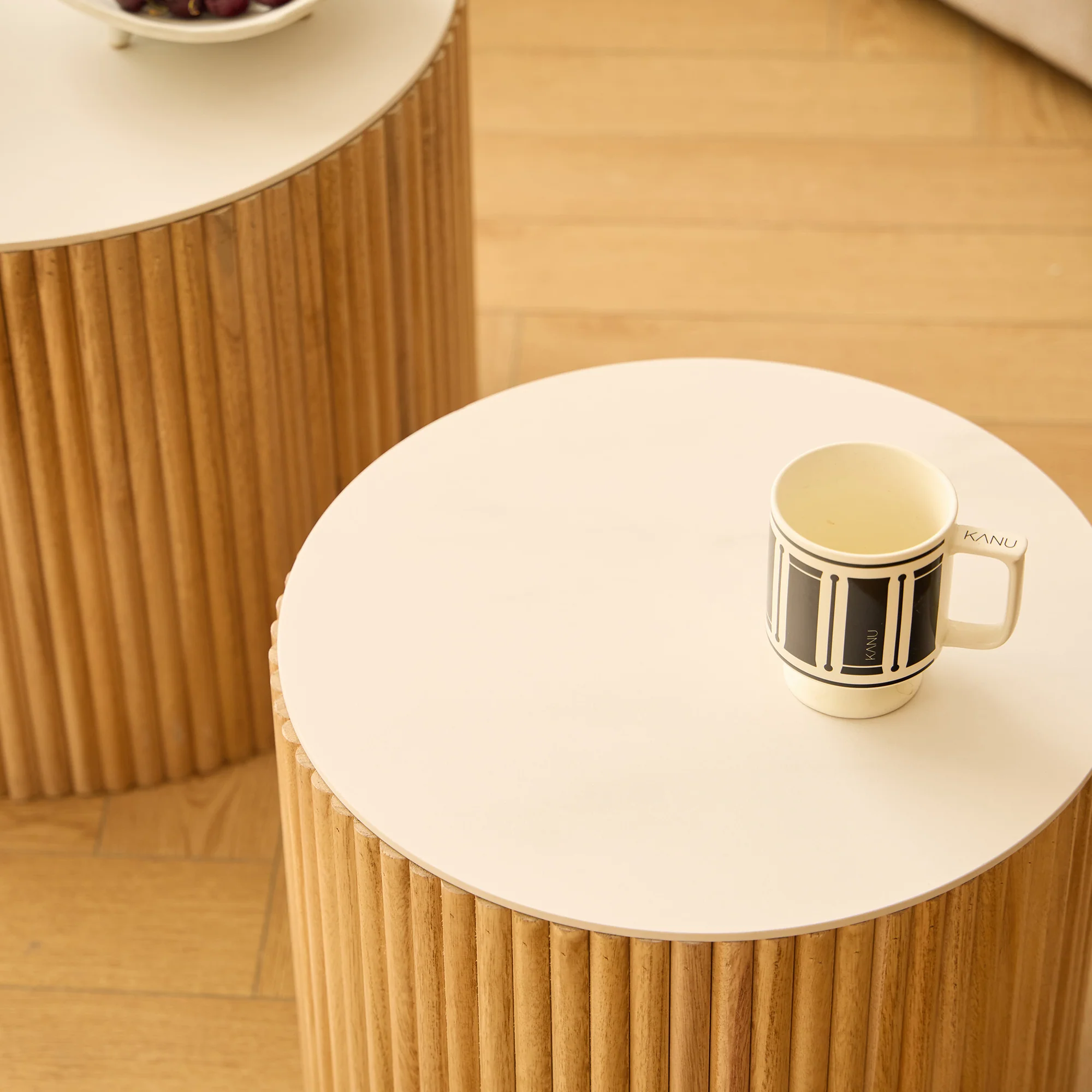 YATOMI - Set de 2 tables basses rondes en bois massif finition marbre avec rangement - Image 3