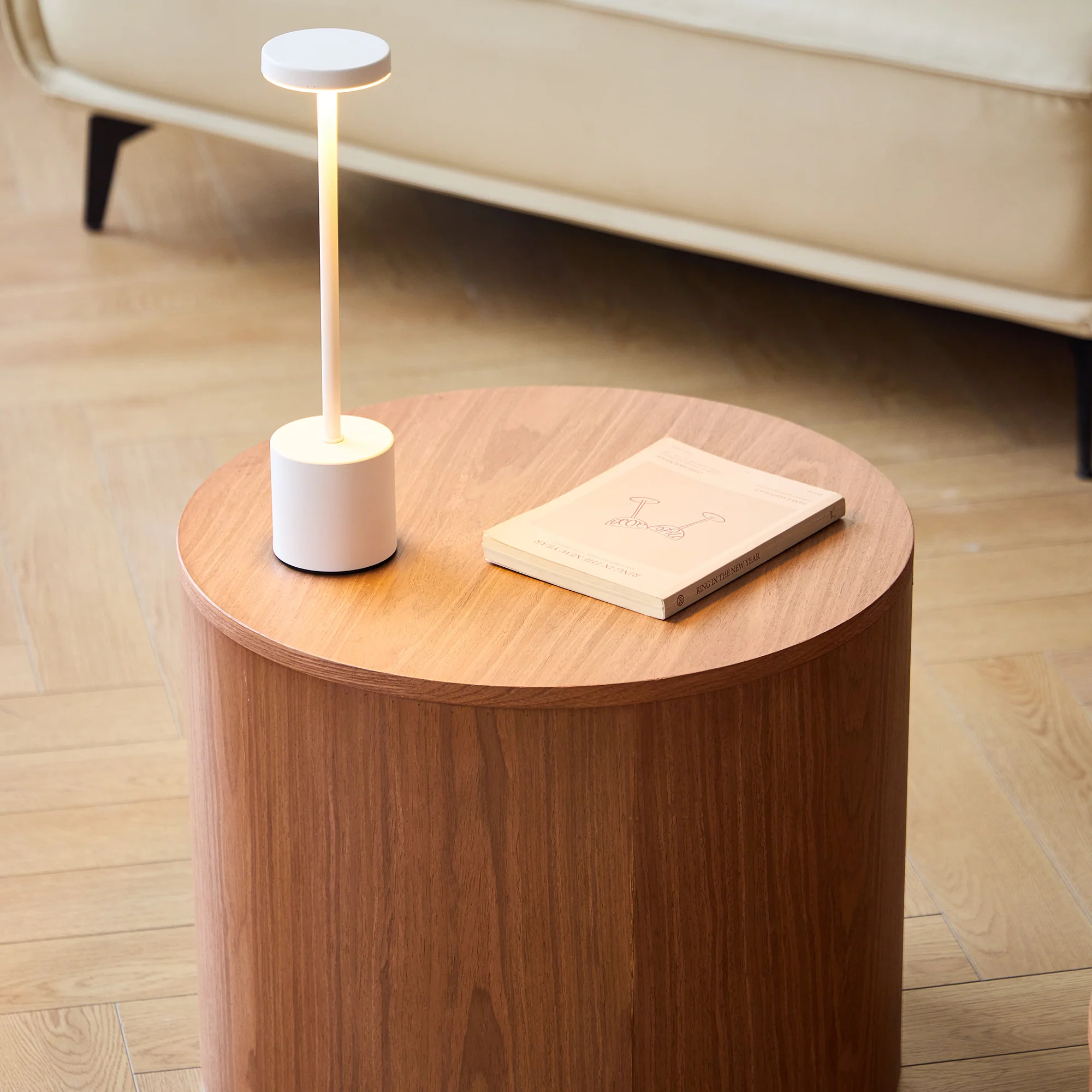 YATOMI - Set de 2 tables basses rondes en bois massif foncé avec rangement - Image 9
